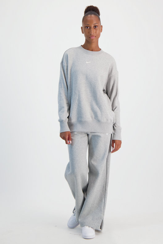 Compra Phoenix Fleece Wide pantaloni della tuta donna Nike Sportswear in grigio chiaro ochsnersport.ch