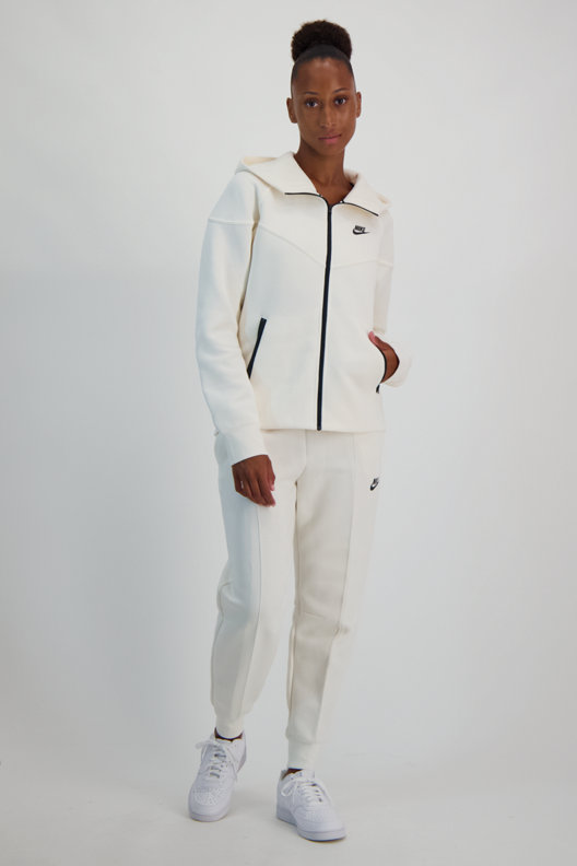 Compra Tech Fleece pantaloni della tuta donna Nike Sportswear in bianco sporco ochsnersport.ch