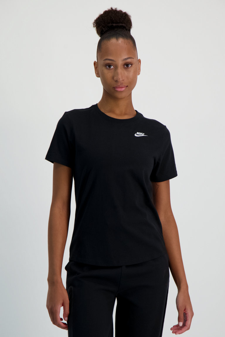 Compra Club Essentials t shirt donna Nike Sportswear in nero ochsnersport.ch