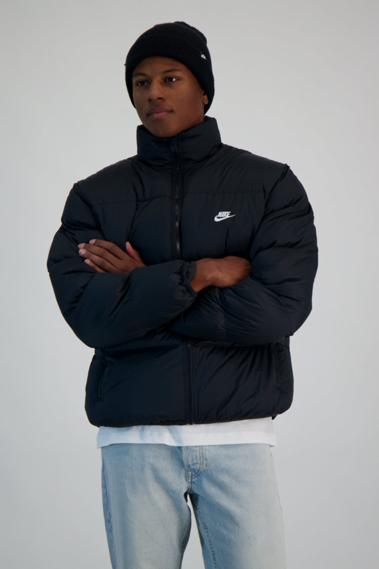 Compra Club Puffer giacca invernale uomo Nike Sportswear in nero ochsnersport.ch