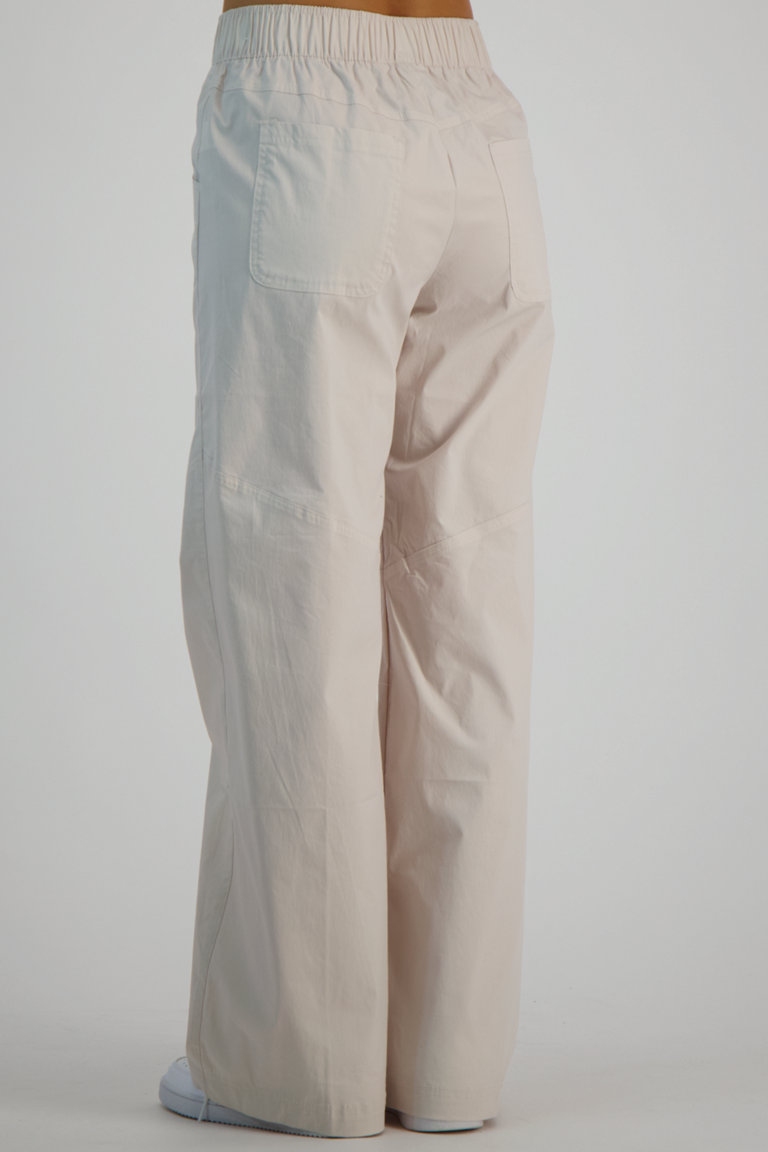 Nike Sportswear Essentials Woven Damen Trainerhose in beige kaufen ochsnersport.ch