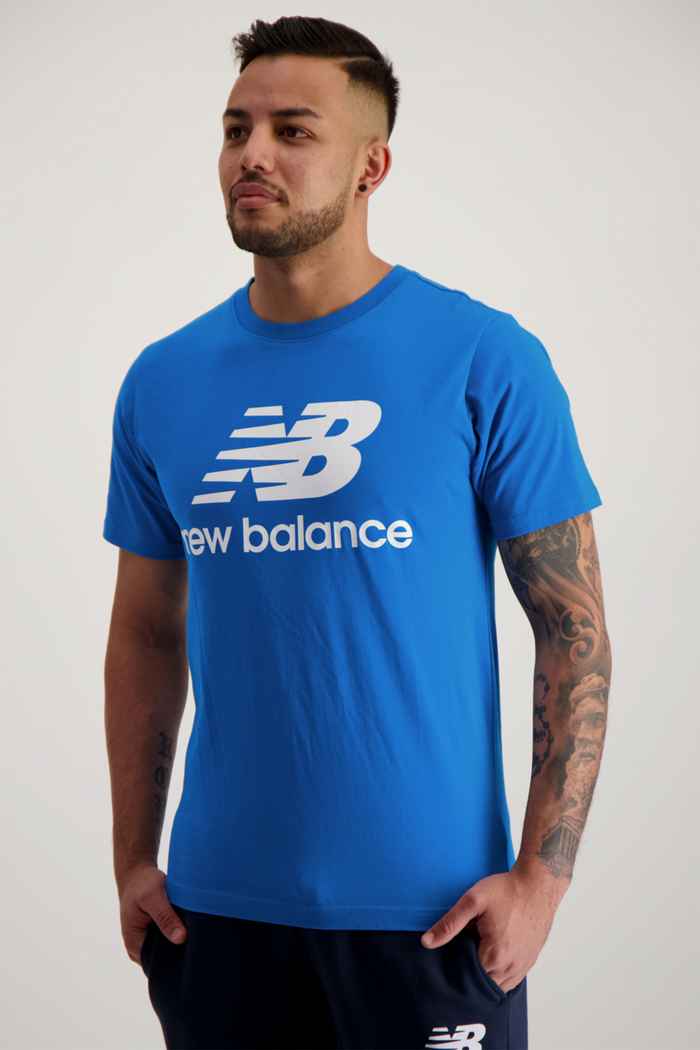 Compra Essentials Stacked Logo t-shirt uomo New Balance in blu ...